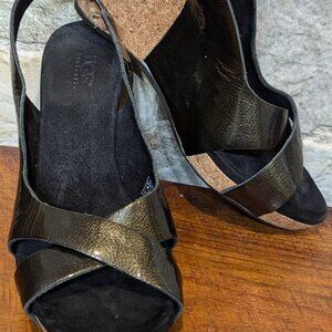 Ugg (6) green metallic leather & cork slingback platform wedge